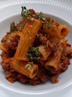 Una foto de Macarrones a la boloñesa picante