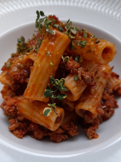 Una foto de Macarrones a la boloñesa picante