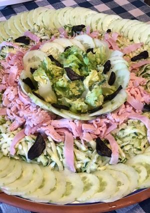Une photo de Salade de courgettes et concombre, jambon blanc, sucrine et ail noir