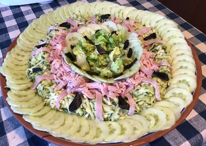 Salade de courgettes et concombre,jambon blanc,sucrine et ail noir