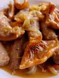 Salchichas a la cerveza con rovellons