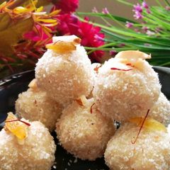 A picture of Coconut Ladoo.