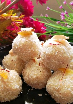 A picture of Coconut Ladoo.