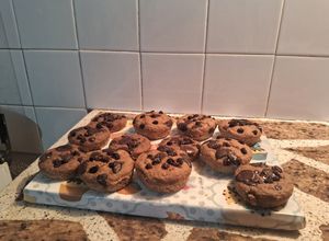 Una foto de Muffins saludables de bananas y mandarina con avena, cacao amargo🍌🍊🧁🧁