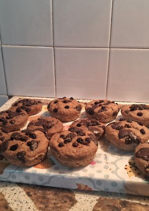 Una foto de Muffins saludables de bananas y mandarina con avena, cacao amargo🍌🍊🧁🧁