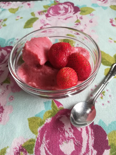 Una foto de Helado de fresa sin lactosa