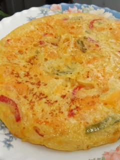Una foto de Tortilla de calabaza, cebolla y pimientos