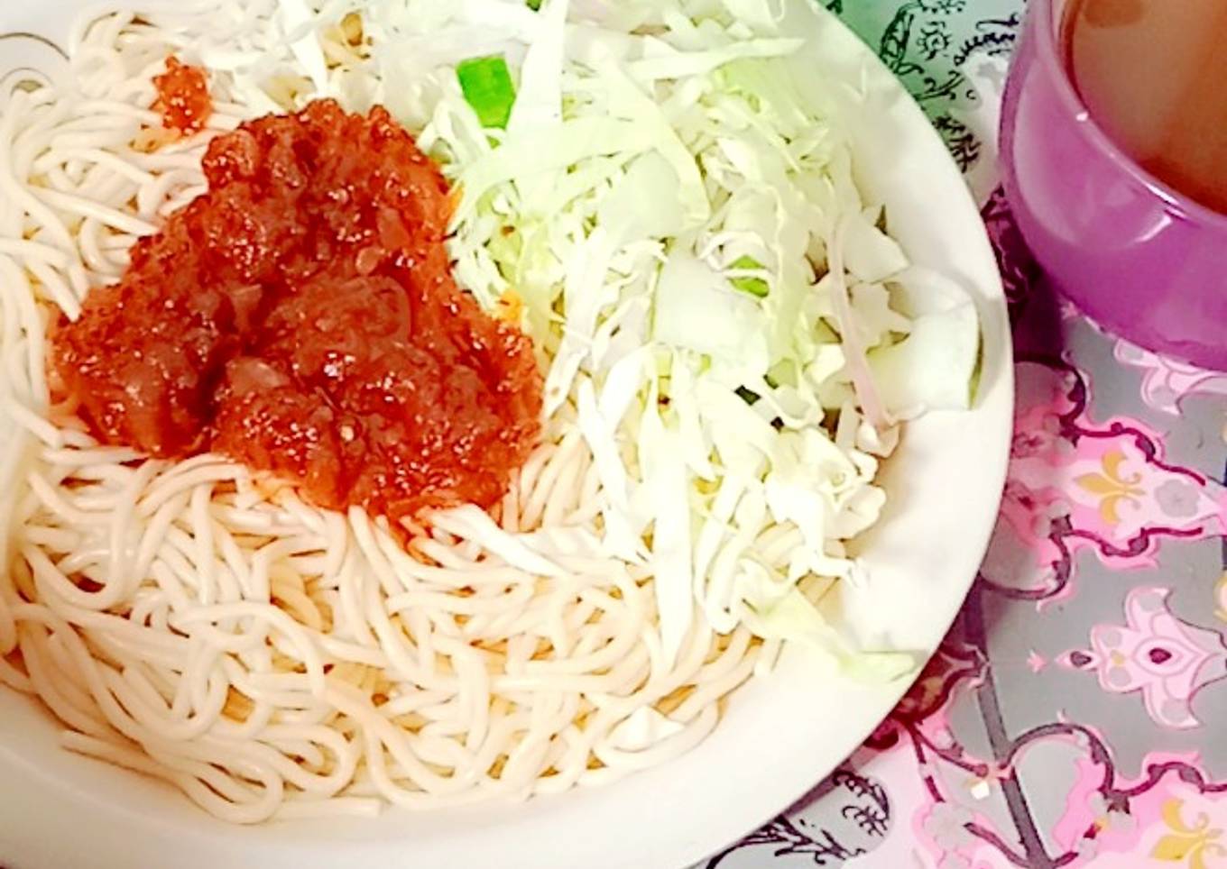 Sphagetti and vegetables with spiced tea