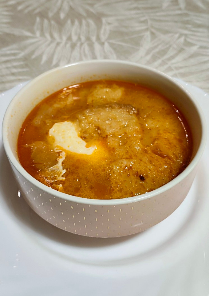 Una foto de Sopa de ajo o castellana con jamón
