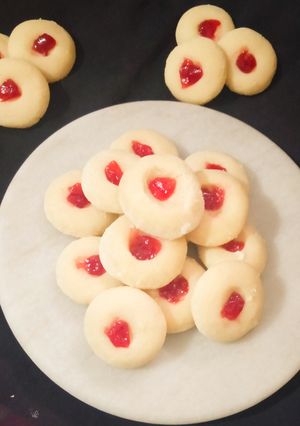 A picture of Jam Cookies.