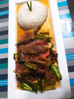Una foto de Encebollado de Lengua de Res
