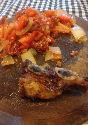 Una foto de Conserva de tomates deshidratados, ajo con morrón y cebolla asad