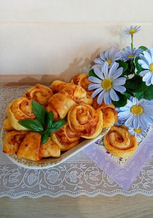 Gyors sajtos, sonkás mini kiflik és csigák recept fotója