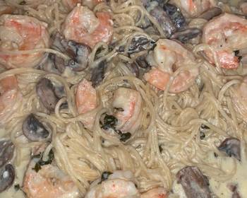 Easy Serving Recipe Shrimp and mushroom pasta with a basil white wine cream sauce Restaurant Style