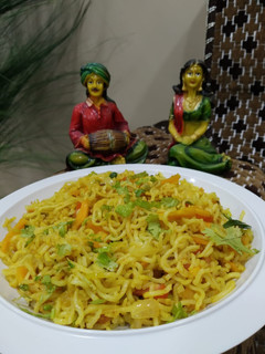 મેગી રાઈસ પુલાવ(Maggi rice pulaav recipe in Gujarati) રેસીપી મુખ્ય ફોટો