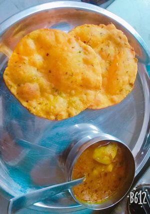 A picture of Potato puri with potato curry.