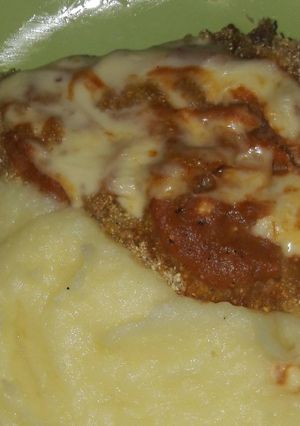 Una foto de Milanesa napolitana, sin pan rallado, con puré