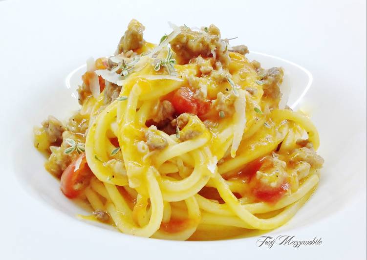 Spaghetti alla chitarra con crema di ciliegino e ragù di tastasale