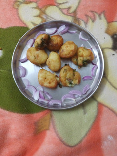 வெங்காய போண்டா (Vengaya Bonda Recipe in Tamil) செய்முறை முக்கிய புகைப்படம்