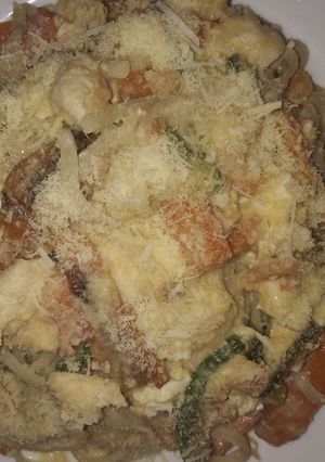 Una foto de Salteado de pollo con verduras y fideos largos