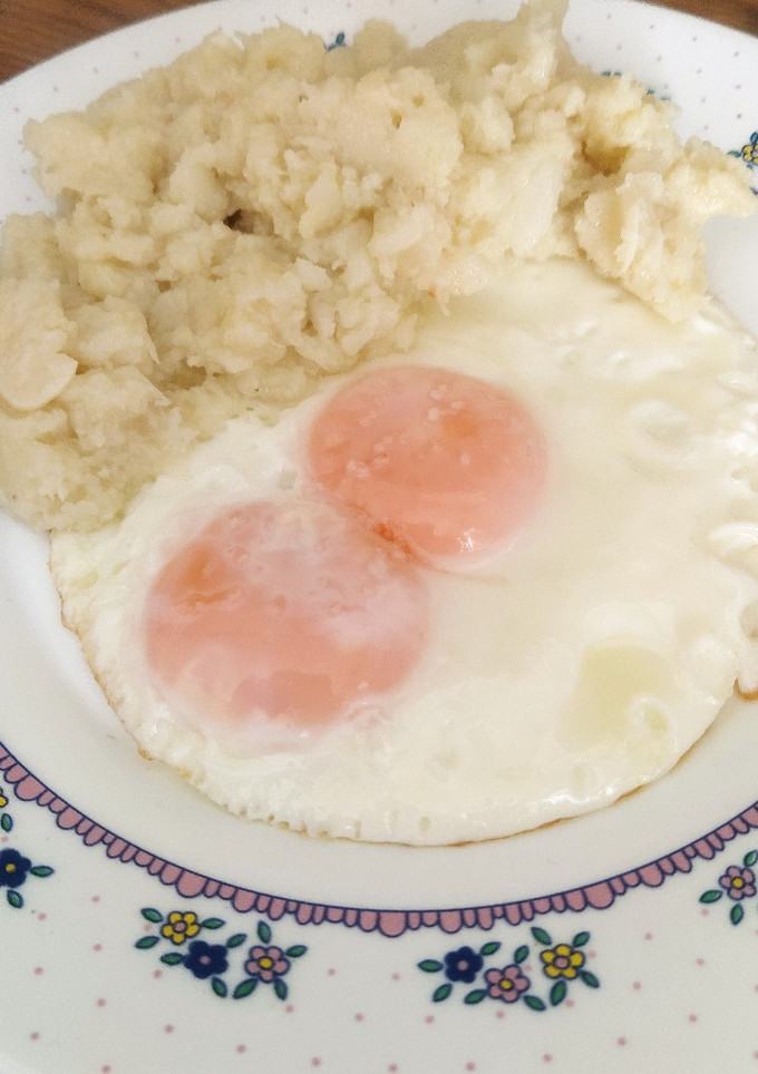 Una foto de Coliflores con huevos fritos