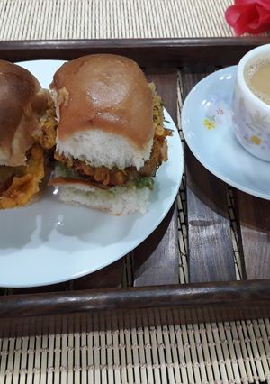 A picture of Vada pav.