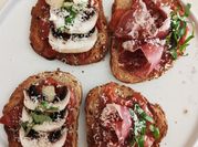 Une photo de bruschetta mozzarella