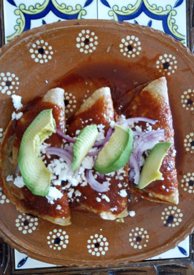 Una foto de Enchiladas de flor de calabaza y champiñones 🍄🍂🌶🌶