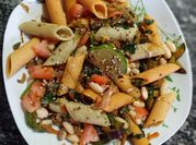 Una foto de pasta al wok