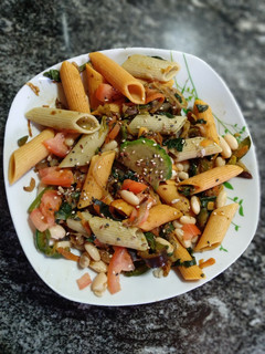 Una foto de -Almuerzo saludable- Wok de vegetales, legumbres y pasta