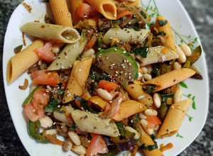 Una foto de -Almuerzo saludable- Wok de vegetales, legumbres y pasta