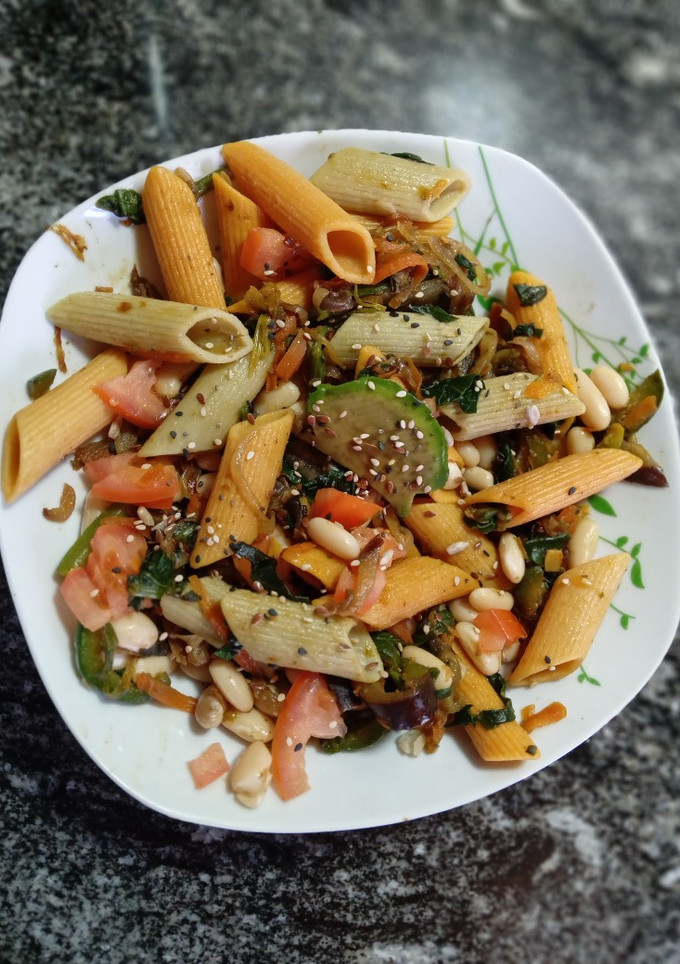 Una foto de -Almuerzo saludable- Wok de vegetales, legumbres y pasta