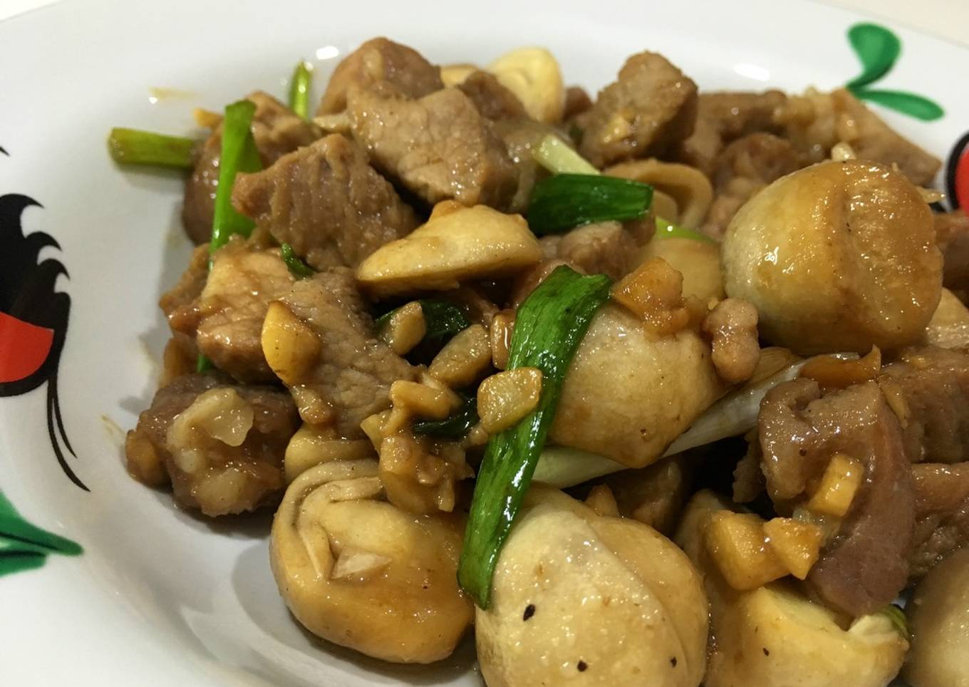Babi Jamur Teriyaki dengan daun bawang