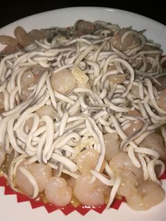 Una foto de Gambas al ajillo con gulas