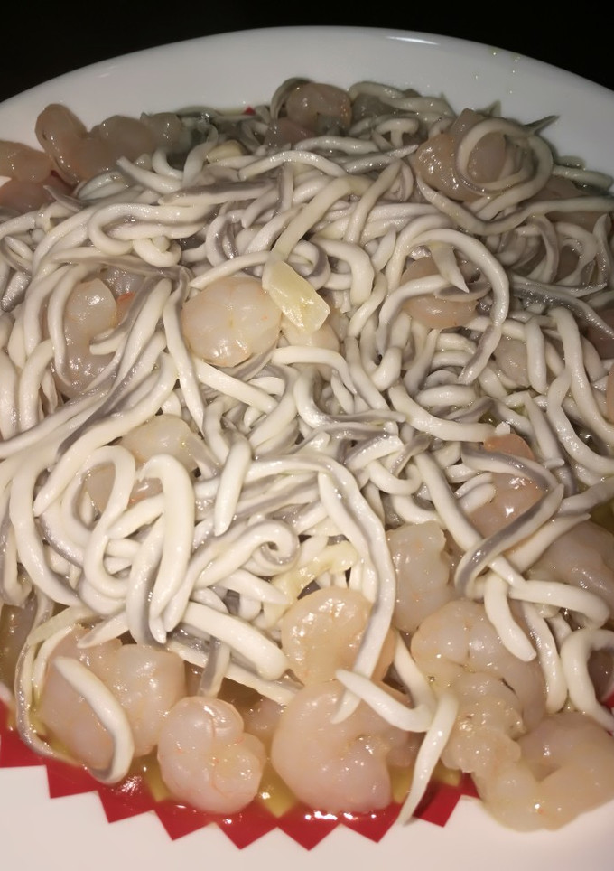 Una foto de Gambas al ajillo con gulas