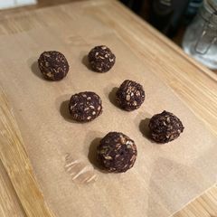 Chocolate oat truffles A picture of Chocolate oat truffles.