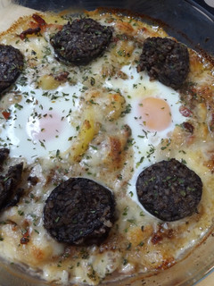 Una foto de Pastel fondue de patata con morcilla y huevos