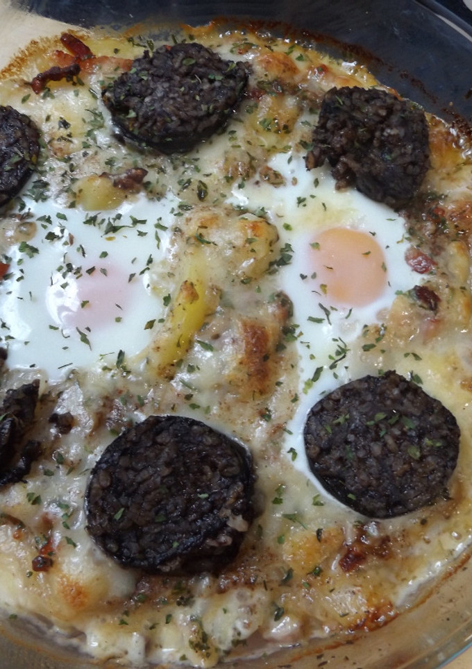 Una foto de Pastel fondue de patata con morcilla y huevos