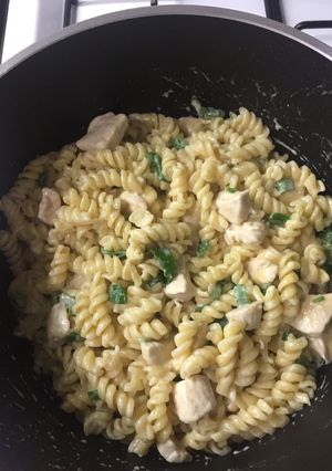 Una foto de Pasta Alfredo con pollo