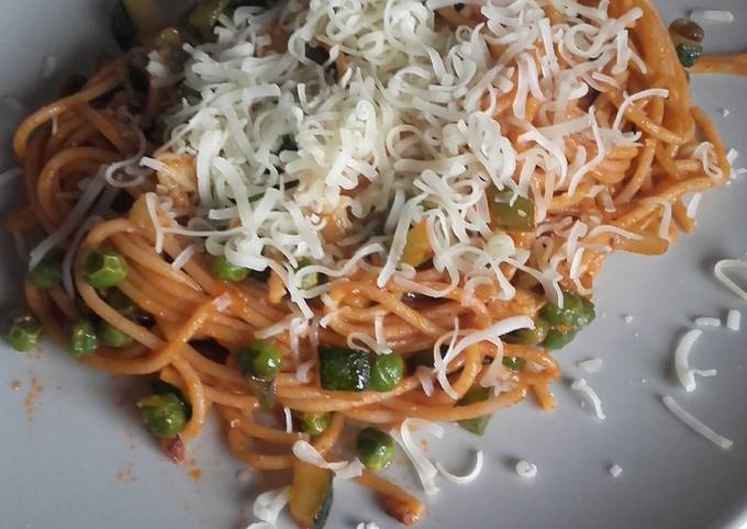 Foto principal de Espaguetis integrales con verdura y queso