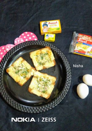 चीजी ब्रेड ऑमलेट (Cheesy Bread Omelet Recipe In Hindi) रेसिपी मुख्य फोटो