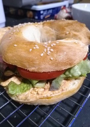 Une photo de Bagel chèvre tomate confite