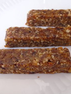 Una foto de Barritas de dátiles, orejones, ciruelas, higos y nueces