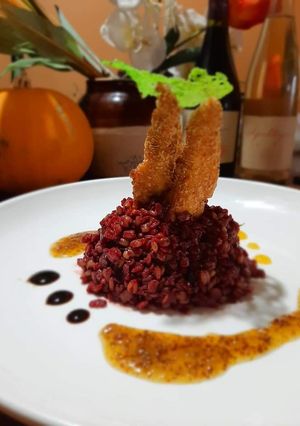Una foto de Pollo, mote, betarraga, pisco y miel de ulmo