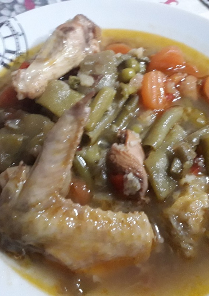Una foto de Menestra de verduras con pollo
