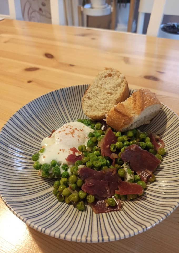 Una foto de Guisantes con jamón y huevos