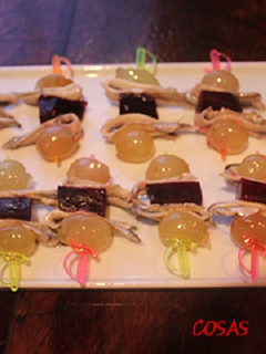 Una foto de Pinchos de boquerones, remolacha y uvas