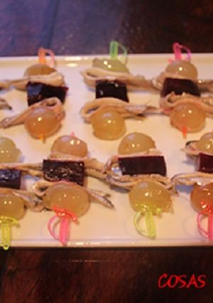 Una foto de Pinchos de boquerones, remolacha y uvas