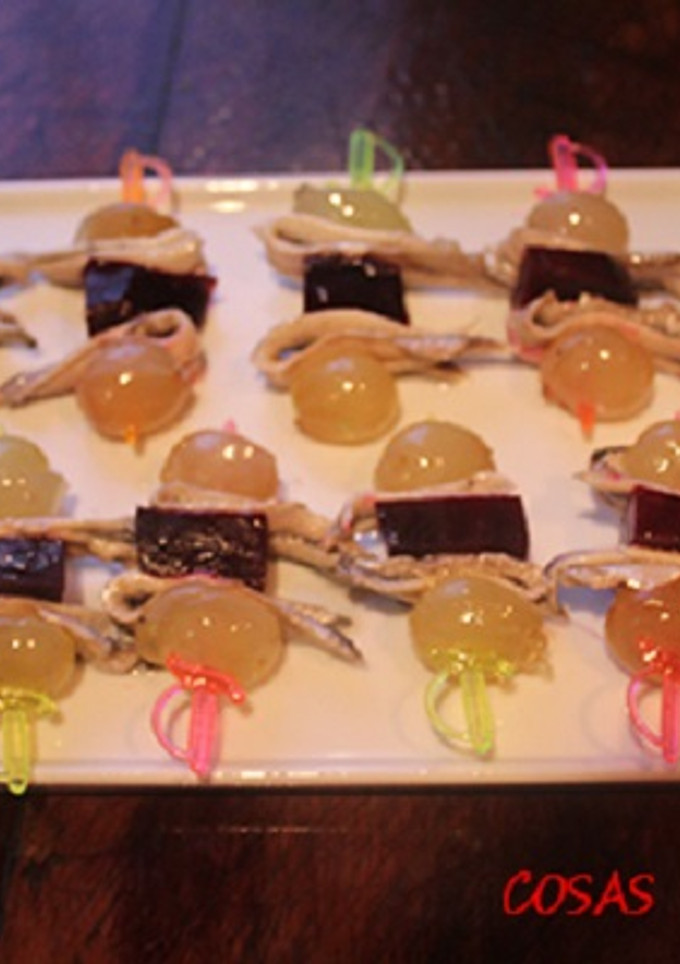Una foto de Pinchos de boquerones, remolacha y uvas
