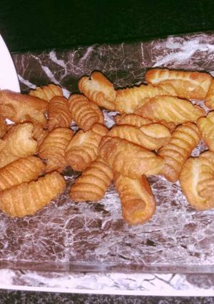 A picture of Jaggery kulkuls.